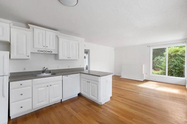 2160 Oakley Avenue, Menlo Park CA: https://media.crmls.org/mediaz/b7024775-4227-4b4d-9d72-495d4098ab12.jpg