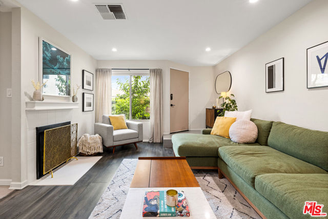 3827 W Avenue 41, Los Angeles CA: https://media.crmls.org/mediaz/b702bb50-8ba2-4a8e-b7e2-e5d6fff48f2a.jpg