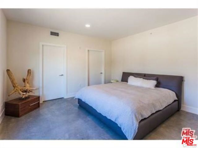 11925 Kling Street, Valley Village CA: https://media.crmls.org/mediaz/b702d17f-50da-494e-a88d-d4f6997df38e.jpg