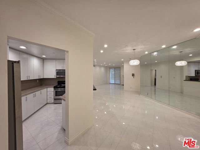 12000 Goshen Avenue, Los Angeles CA: https://media.crmls.org/mediaz/b702f892-e34f-4625-aac2-95a123cd038c.jpg