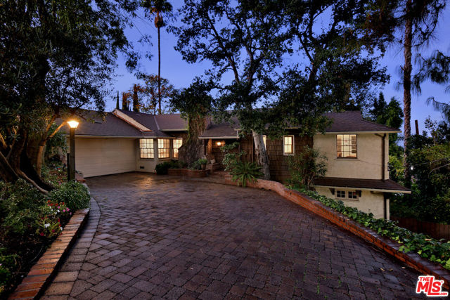 15213 Del Gado Drive, Sherman Oaks CA: https://media.crmls.org/mediaz/b70330ce-eefd-492b-8295-2e628c273040.jpg