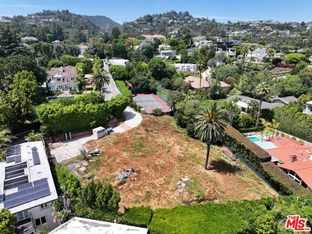 1120 Summit Drive, Beverly Hills CA: https://media.crmls.org/mediaz/b70375ca-ed27-417d-ba23-0e6fbe24ca5e.jpg