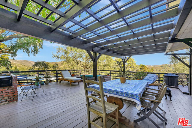 19805 Valley View Drive, Topanga CA: https://media.crmls.org/mediaz/b70428f8-08e9-4662-9cc8-57bda8aeed4a.jpg