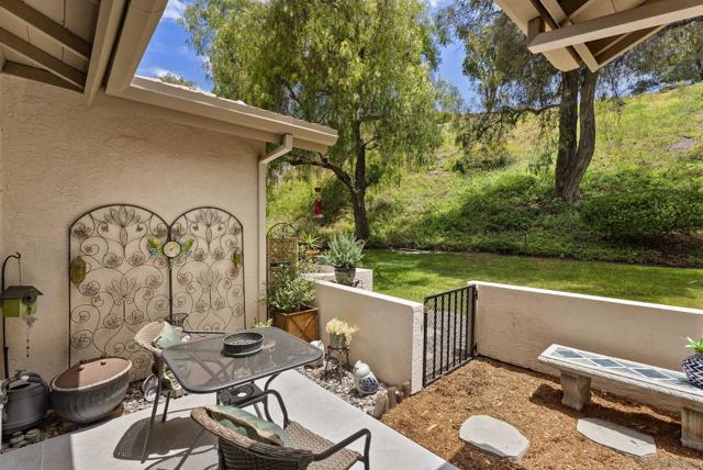 17909 Avenida Alozdra, San Diego CA: https://media.crmls.org/mediaz/b704506f-0cab-4726-a232-2140476e0e36.jpg