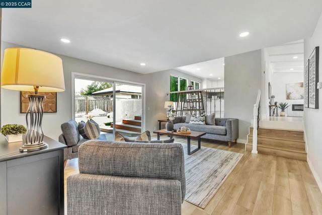 2782 Canyon Creek Dr, San Ramon CA: https://media.crmls.org/mediaz/b7051e86-c18e-440c-a289-8e0e2af87986.jpg