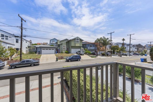 1711 Goodman Avenue, Redondo Beach CA: https://media.crmls.org/mediaz/b705a35a-69ca-41cc-be0a-48b9cd36a16e.jpg