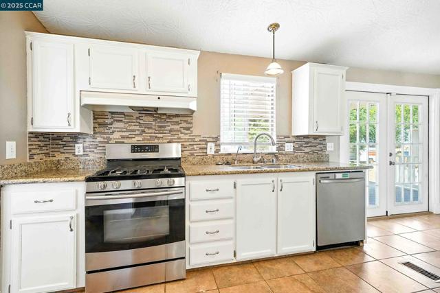 1950 Tule Ln, Knightsen CA: https://media.crmls.org/mediaz/b705e20f-2061-49a4-a5d9-d20b764d6533.jpg