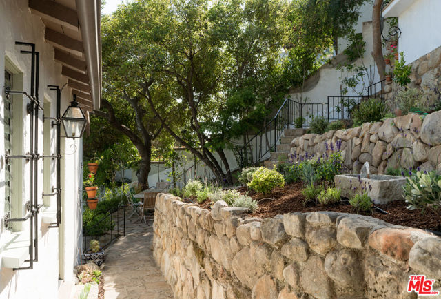 15 Loma Media Road, Santa Barbara CA: https://media.crmls.org/mediaz/b706b09a-c237-4ed0-934a-9f6050cb28ff.jpg