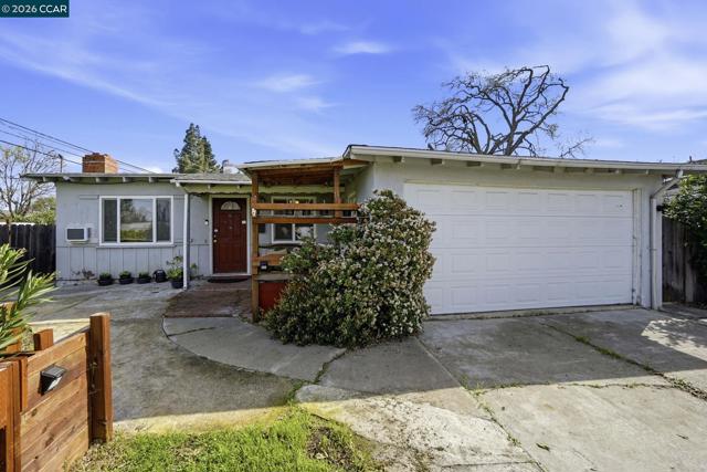 1990 Sunshine Dr, Concord CA: https://media.crmls.org/mediaz/b706d6cf-31e4-4d57-b436-138a41d761b9.jpg