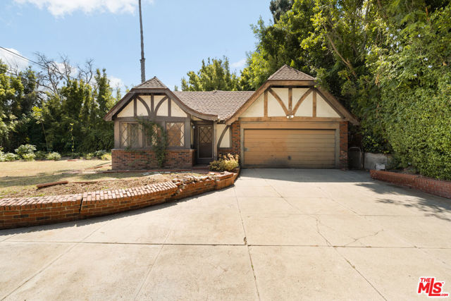 443 S June Street, Los Angeles CA: https://media.crmls.org/mediaz/b7075511-9a40-4efc-86a5-5608b41b87fd.jpg