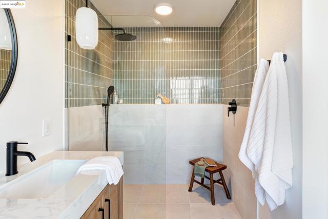 4353 Terrabella Way, Oakland CA: https://media.crmls.org/mediaz/b70795dd-64c7-4c7d-bb30-e8766d1e13f0.jpg