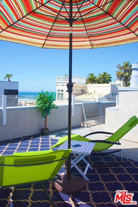 10 30th Avenue, Venice CA: https://media.crmls.org/mediaz/b70795ea-198a-4126-9a9e-ddc8713a791b.jpg