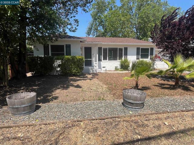 1509 Lake St, Calistoga CA: https://media.crmls.org/mediaz/b70ac2b7-8288-4531-925e-f01745d477b5.jpg