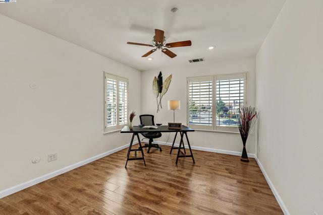 100 Arroyo Ct, Union City CA: https://media.crmls.org/mediaz/b70b217d-5cb3-4795-81cc-941b40995c5b.jpg