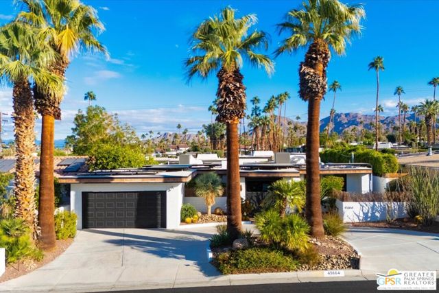45864 Shadow Mountain Drive, Palm Desert CA: https://media.crmls.org/mediaz/b70bea97-5960-4b6c-9054-8167f84a1aa7.jpg