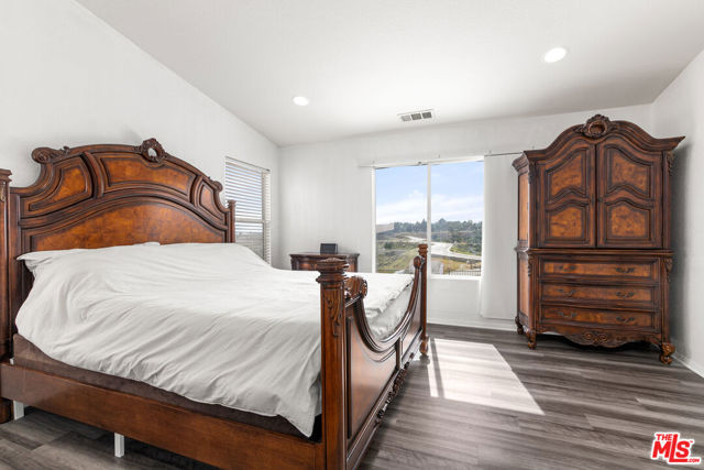13041 Mesa Verde Way, Sylmar CA: https://media.crmls.org/mediaz/b70c2ed2-41ef-46ad-a930-c137f5884d43.jpg