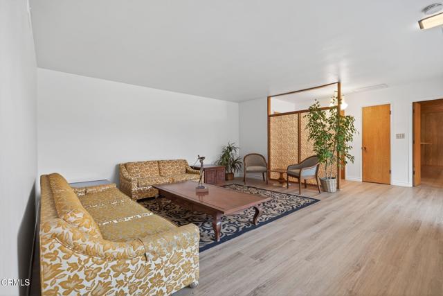 640 Fernwood Drive, Oxnard CA: https://media.crmls.org/mediaz/b70cb2f9-54ab-4fdc-95a2-54ea2248af11.jpg