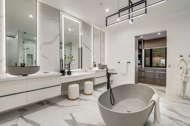 18386 Avenida Apice, Rancho Santa Fe CA: https://media.crmls.org/mediaz/b70cccc4-2759-4085-bb47-1207b1344500.jpg