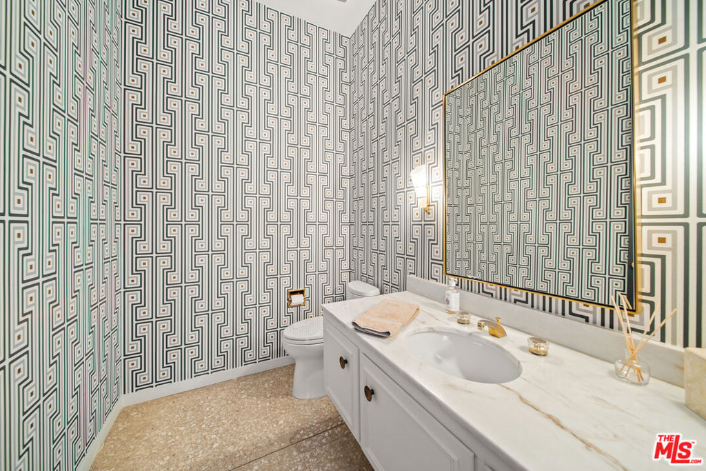 https://media.crmls.org/mediaz/b70d8494-fa54-4128-843c-7719d2e68c42.jpg?preset=X-Large