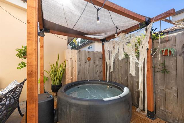 1818 Diamond St, San Diego CA: https://media.crmls.org/mediaz/b70d8d36-2b6b-4f76-a18e-fd5e80ec9884.jpg