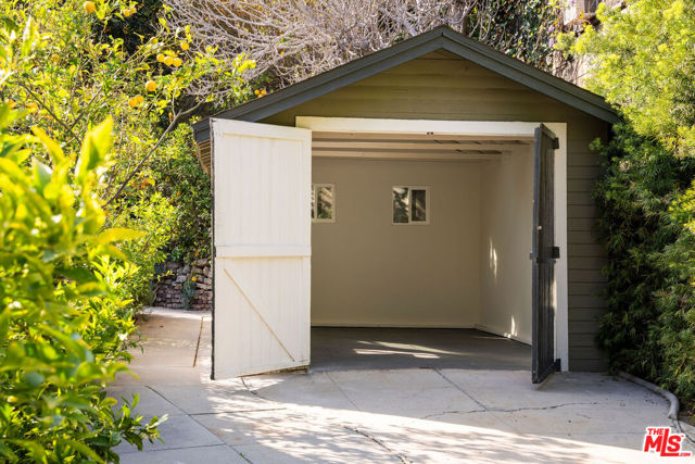 1741 Golden Gate Avenue, Los Angeles CA: https://media.crmls.org/mediaz/b70e8140-4b6a-465e-9665-6c1f1f77d5b3.jpg