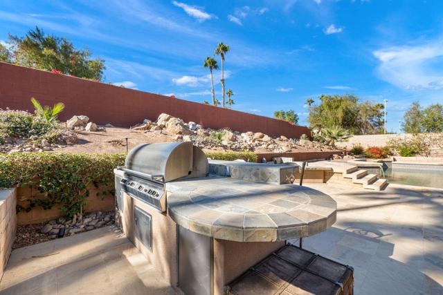 39165 Regency Way, Palm Desert CA: https://media.crmls.org/mediaz/b70ec895-1dcd-4223-97fc-d7d60efbb649.jpg