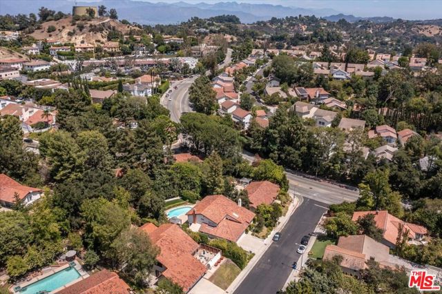 10411 Windtree Drive, Bel Air CA: https://media.crmls.org/mediaz/b70f3ed8-4445-46e5-8b67-48a9bdbedf68.jpg