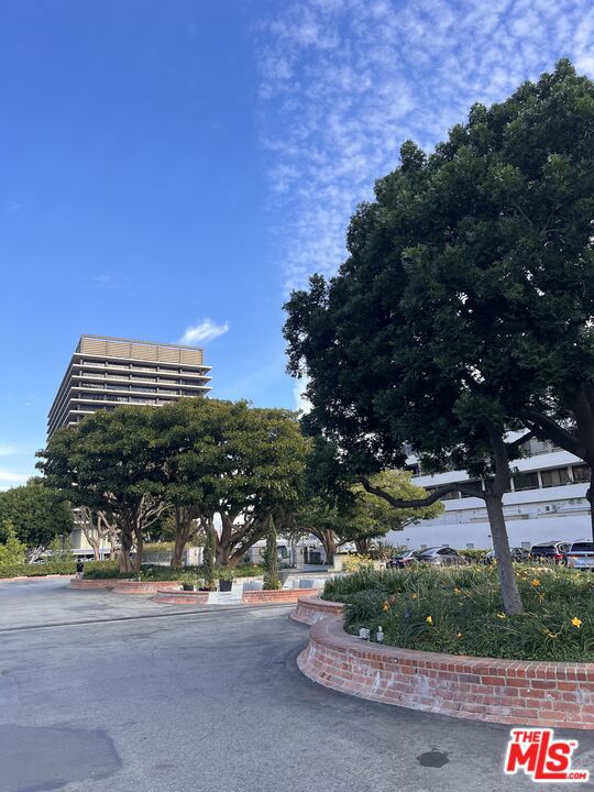 800 W 1st Street, Los Angeles CA: https://media.crmls.org/mediaz/b70faafa-a510-4d25-bbcc-88ddd687b672.jpg