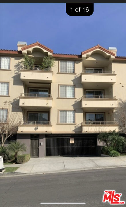 962 S Gramercy Drive, Los Angeles CA: https://media.crmls.org/mediaz/b70fbf9c-ac9c-4813-999f-5d4d9376f64c.jpg