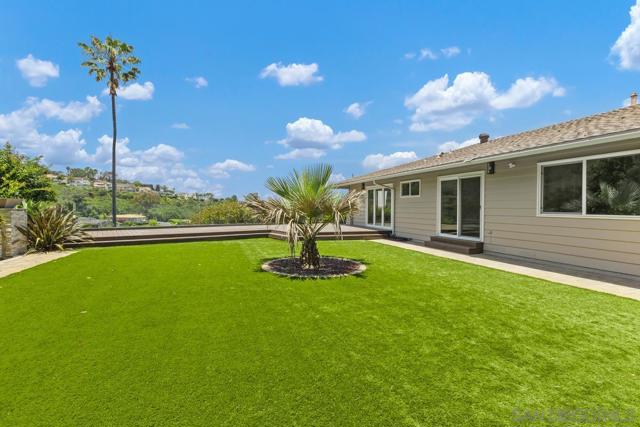 7246 Rue De Roark, La Jolla CA: https://media.crmls.org/mediaz/b70fce82-87ef-4e12-b4c6-a1054a1e0c12.jpg