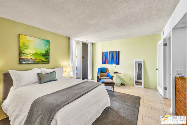 2380 S Sky View Drive, Palm Springs CA: https://media.crmls.org/mediaz/b70fea41-e69d-48d4-a181-2a5b4788feae.jpg