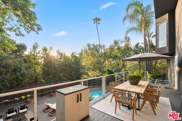 3275 N Knoll Drive, Los Angeles CA: https://media.crmls.org/mediaz/b7102ae2-ded4-46b3-90ec-e1820d7c1e21.jpg