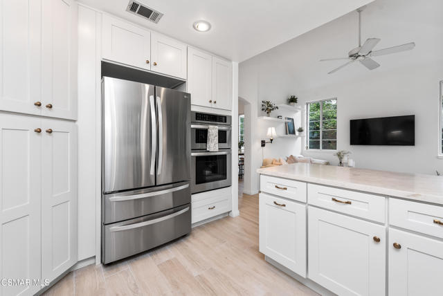 5748 Whispering Pines Circle, Westlake Village CA: https://media.crmls.org/mediaz/b7149ce8-ce4f-40b0-a895-6a30f7059ef4.jpg