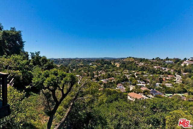 13490 Firth Drive, Beverly Hills CA: https://media.crmls.org/mediaz/b71558d6-71f4-46b9-81bf-b0e4e811df0b.jpg
