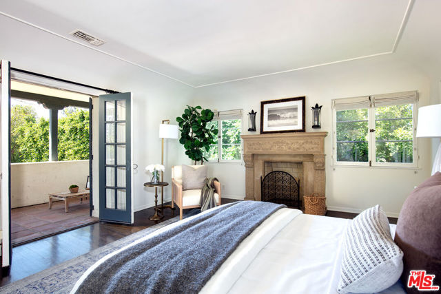 703 Walden Drive, Beverly Hills CA: https://media.crmls.org/mediaz/b715e73f-9ebf-4e2c-95e6-ef45d2ec5384.jpg