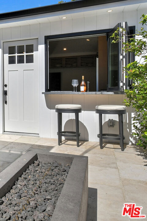 18033 Rosita Street, Encino CA: https://media.crmls.org/mediaz/b7165aba-734a-4ce5-843f-0a194a36f09a.jpg