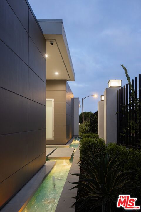1124 Summit Drive, Beverly Hills CA: https://media.crmls.org/mediaz/b71743d9-c7f4-42e6-a9f8-801059b11a6c.jpg