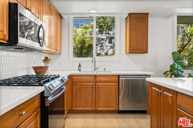 1601 S Bentley Avenue, Los Angeles CA: https://media.crmls.org/mediaz/b7179d32-b5f7-4c5d-9d3b-de0aa81fb9c7.jpg