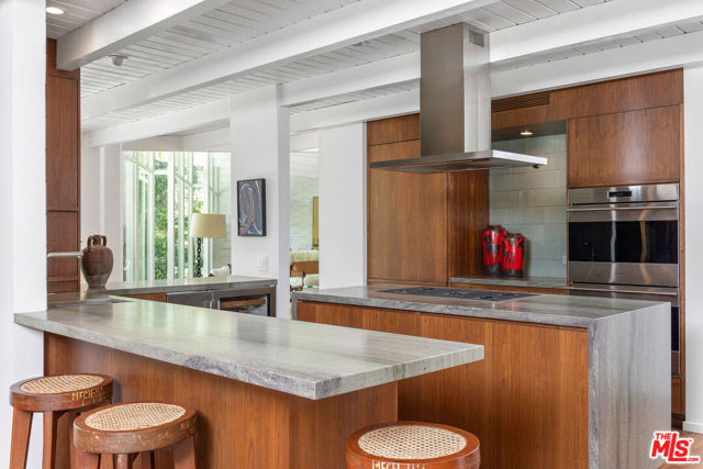 2179 Mandeville Canyon Road, Los Angeles CA: https://media.crmls.org/mediaz/b717b01d-82d8-4a6e-97ef-1da68e031c3a.jpg
