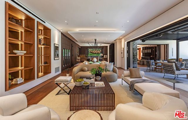 927 N Whittier Drive, Beverly Hills CA: https://media.crmls.org/mediaz/b718d327-0fe0-4b7b-b5f3-d851f0815ab5.jpg