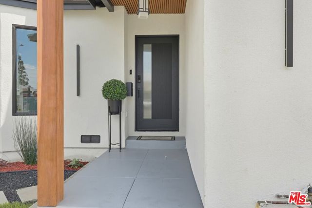 9710 S 8th Avenue, Inglewood CA: https://media.crmls.org/mediaz/b71a46e2-0936-4afa-8329-3d474a0d1b61.jpg