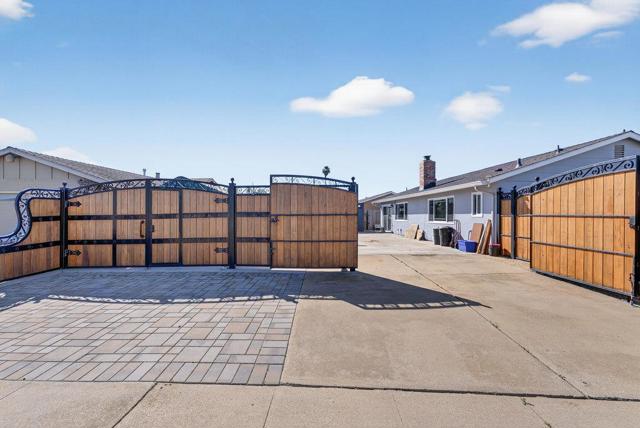 12932 Truman Street, Salinas CA: https://media.crmls.org/mediaz/b71c6b28-4821-44d6-b7be-08b553f8a811.jpg