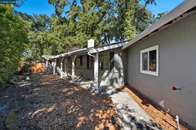 1016 Stone Valley Rd, Alamo CA: https://media.crmls.org/mediaz/b71c8ce2-aaa0-42f2-8c12-65181e0533e2.jpg