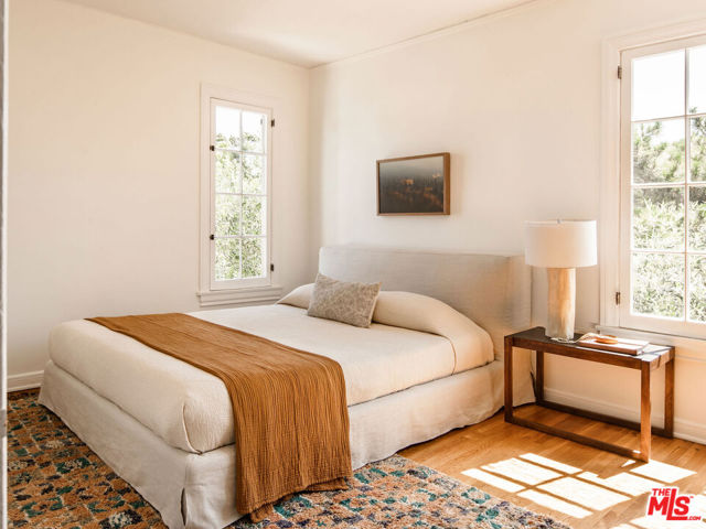 131 S Arden Boulevard, Los Angeles CA: https://media.crmls.org/mediaz/b71ca1a4-4c33-481a-950f-93df54cb65c9.jpg