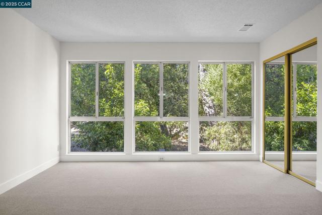 505 Ridgeview Ct, Pleasant Hill CA: https://media.crmls.org/mediaz/b71cf084-631b-4e88-be17-fafcad46c380.jpg