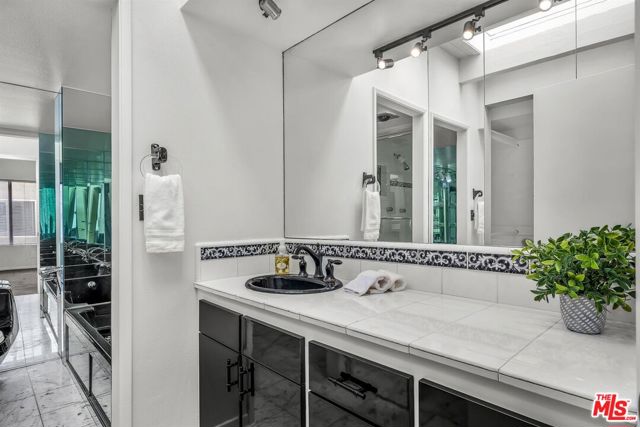 11744 Moorpark Street, Studio City CA: https://media.crmls.org/mediaz/b71cf659-74df-41ef-8b0c-449c4617e234.jpg