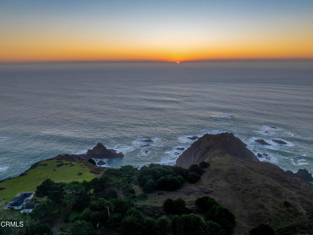 https://media.crmls.org/mediaz/b71dd88f-02cc-448d-9015-17dd2e03c374.jpg?preset=X-Large
