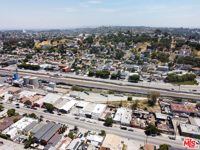 5017 Ithaca Avenue, Los Angeles CA: https://media.crmls.org/mediaz/b71df512-30ec-4755-8951-bfc60d2ff064.jpg