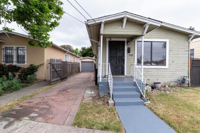 1839 100th Avenue, Oakland CA: https://media.crmls.org/mediaz/b71e4c31-0267-4bb3-a49a-f464a77cd513.jpg