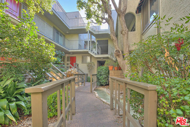 4311 Colfax Avenue, Studio City CA: https://media.crmls.org/mediaz/b71e8d2f-464c-4320-80cd-44b14df2bbca.jpg